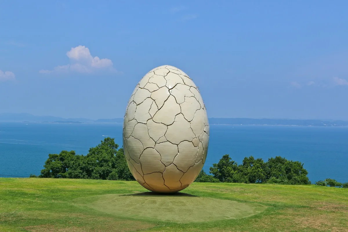 瀬戸内国際芸術祭 アート作品《はじまりの刻》三宅之功 — 丘に佇む陶製の卵と瀬戸内海