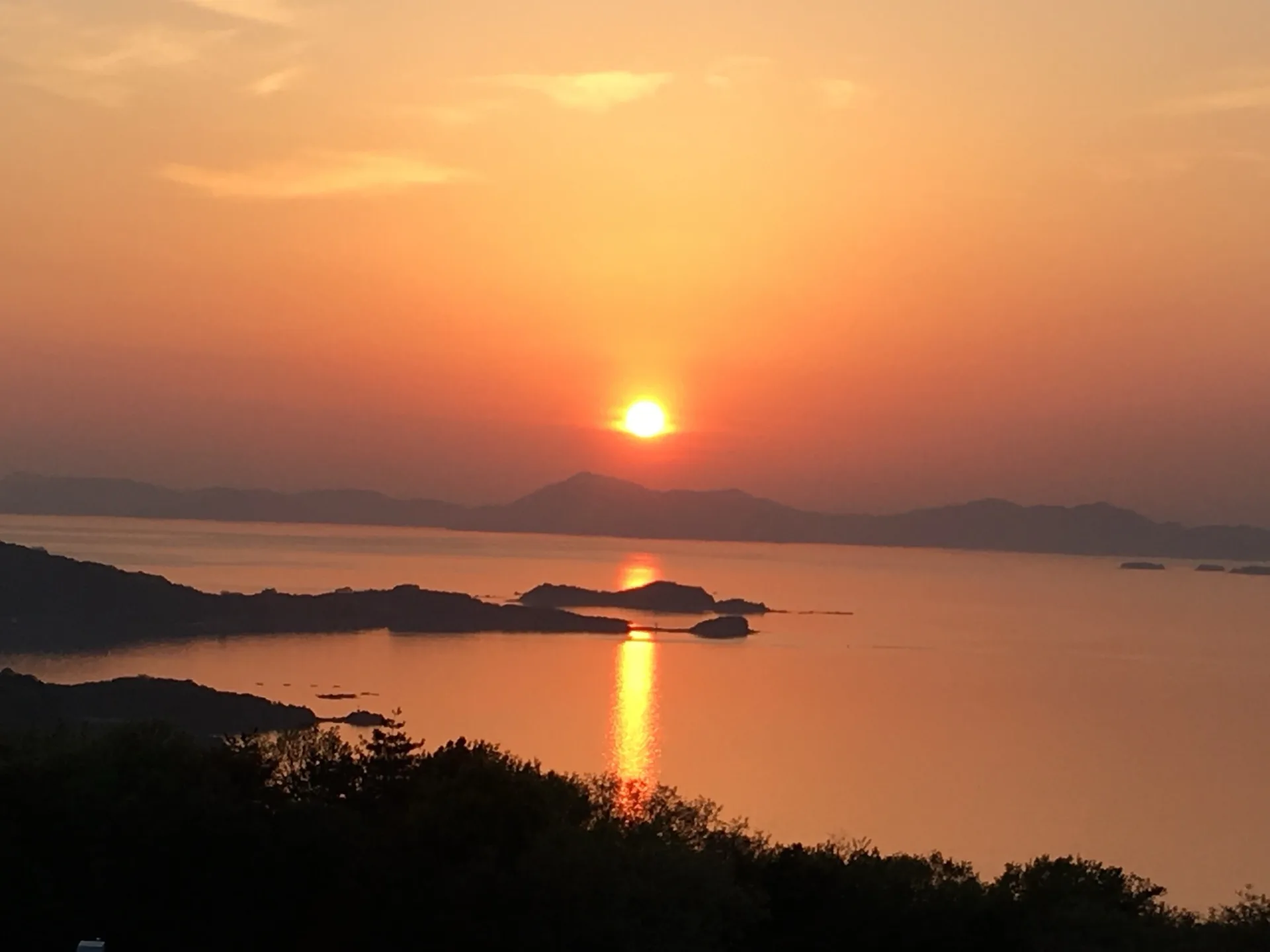 夕陽に染まる瀬戸内海