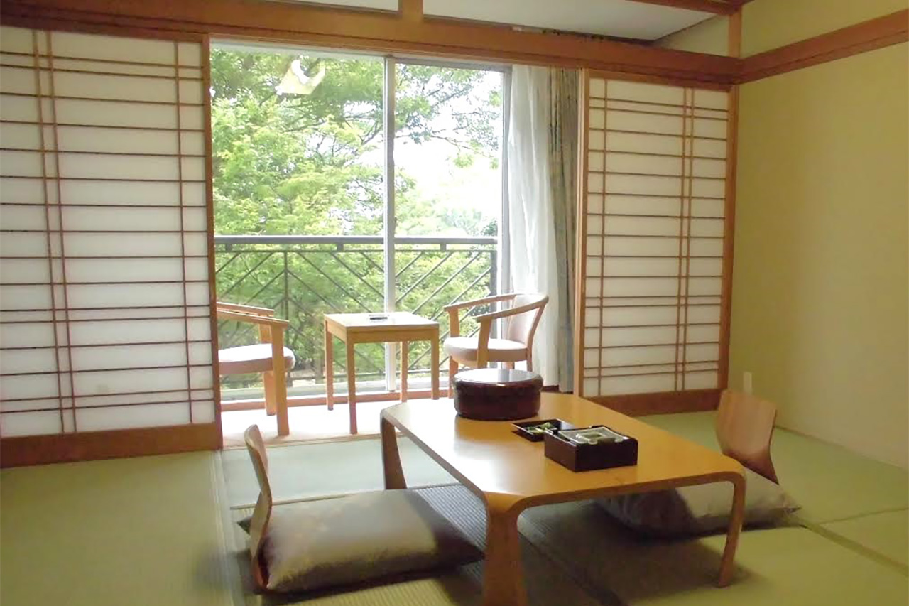 朝日側 和室8帖